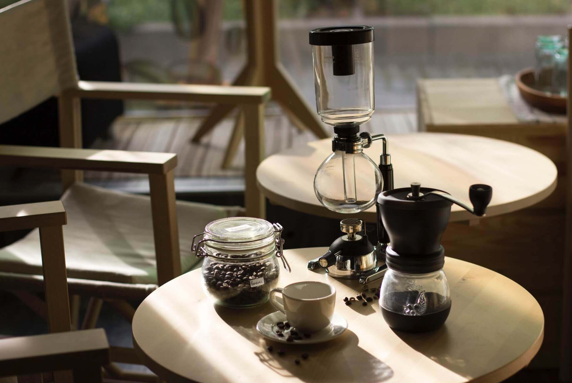 Brygg kaffe med en vakuumbryggare
